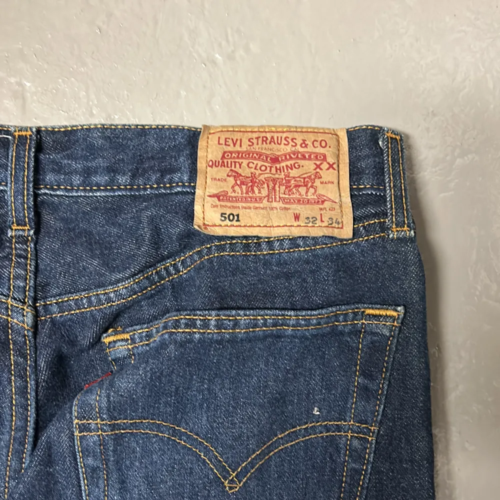 Tja säljer dessa Levis 501 jeans i märkblå för dig som gillar något stilrent hör av vid fundering! Storlek 32/34. Jeans & Byxor.