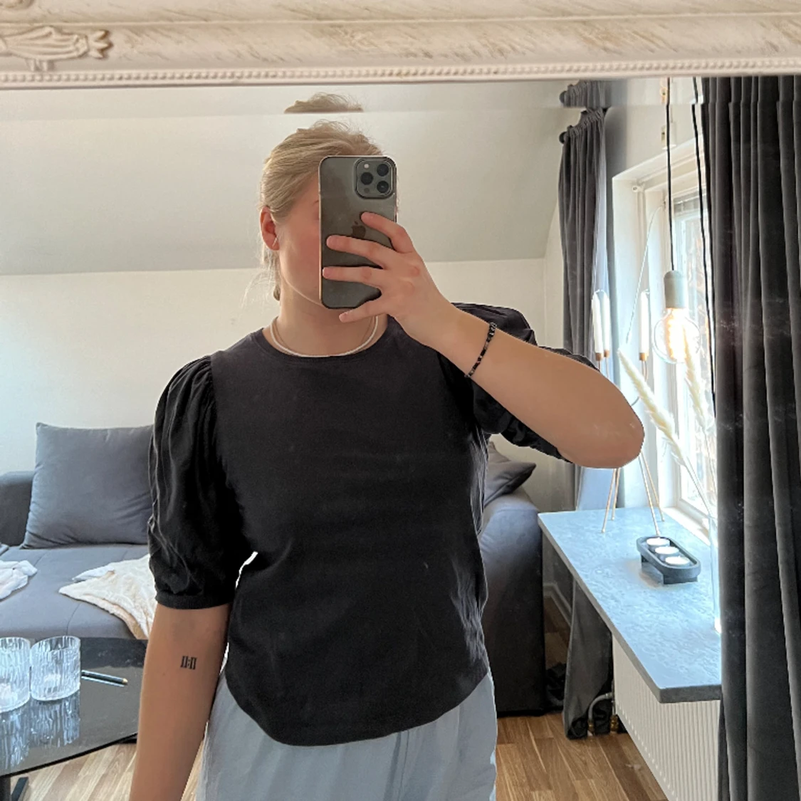 Grå topp med puffärmar