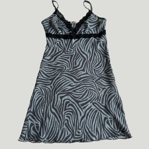 Meshklänning zebramönster  - Meshklänning med spetsdetaljer, zebramönster 🦓 Skriv vid intresse!