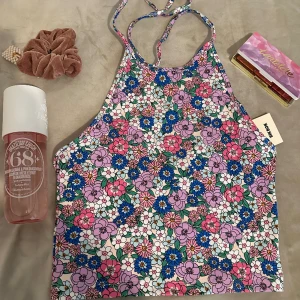 Het ny topp - Helt ny topp från BikBok med etikett på. Sizen för toppen är xs. Köpt under sommaren från bikbok för 129 Kr och säljer den för 49 kr. 