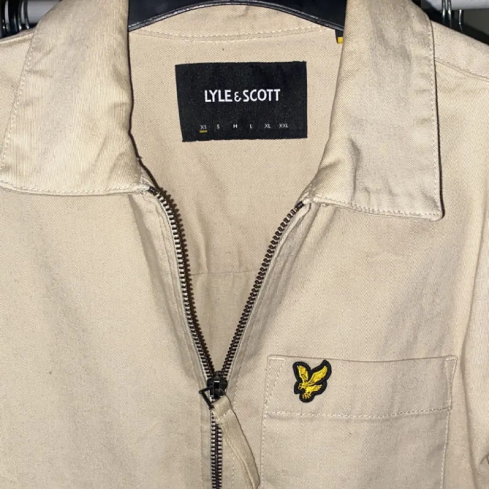 SKIT snygg overshirt, den är helt oanvänd och på topp skick, köpt från lylescott för 1200, den är perfekt inför våren vi har. Det är bara att skriva vid funderingar . Skjortor.