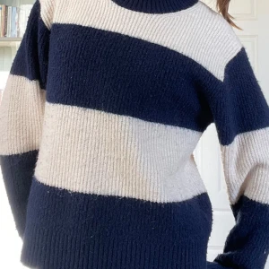 Jätte söt randig stickad tröja💘 - Denna fina tröjan ska säljas eftersom jag har inte fått mycket användning av den! Den är i okej skick men är perfekt för en skön sommarkväll med en vit maxi kjol eller så kan du styla den till en skön höst eller vinter för att hålla dig varm💘