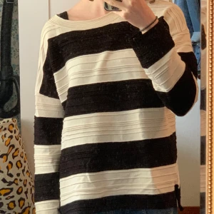 Randig långärmad tröja - Randig långärmad tröja från Lindex i storlek m ☀️☺️ Om ni har frågor är det bara att fråga <3⭐️ 