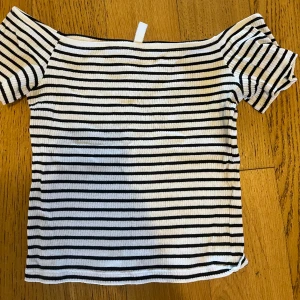 Offshoulder randig top  - Nästan oanvänd randig offshoulder top från h&m. Vit med mörkblåa/svarta streck. 🤗🤍