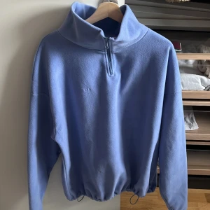 LXA fleece  - Ljus blå LXA fleece som inte längre säljs, storlek XXL, väldigt skön och mysig! Använt cirka tre gånger! Kan gå ner i pris vid snabb affär 