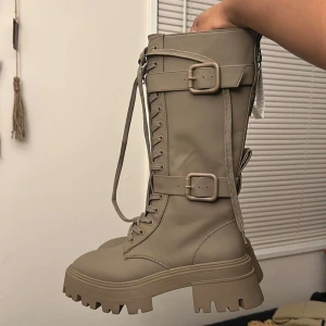 Zara Boots, Stövlar  - Zara khaki, spetsdetaljerad, sidospänne och sidodragkedja, endast använda 1-2 gånger, i perfekt skick utan några problem. Jag kan lägga till mer detaljerade bilder om det behövs.