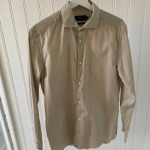 Skjorta RILEY - Tjena! Säljer denna skjorta från RILEY. Storlek M - slim fit. Pris 150 plus frakt! 📦 Om du har någon mer fråga är det bara och kontakta! 😁