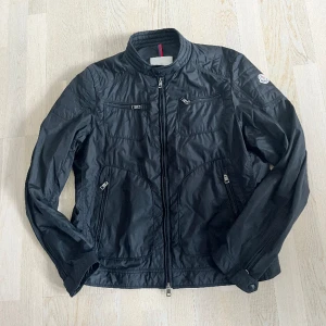 Moncler Donatien vårjacka  - Säljer denna moncler Donatien jacka åt min pappa.Fint skick och inga fläckar eller defekter😊Storlek 5/xl men är som en large