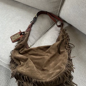Stor väska - Massimo Dutti - Säljer en brun mockaväska inköpt på Massimo Dutti för några år sedan.  Perfekt vårväska!