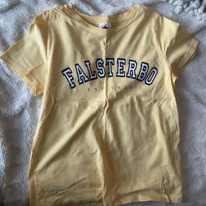 Faslsterbo X Gina tricot T-shirt - T-shirt köpt på Falsterbo horse show 2019. Knappt använd, fint skick!💓