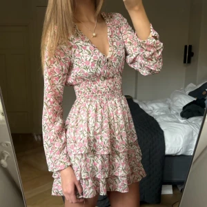 Klänning  - Säljer denna klänning som endast använts en gång (och därav inte har några defekter)💗