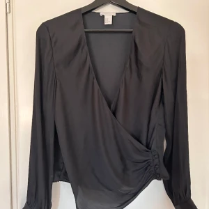 Blus - Svart satin blus med knappar från HM. Storlek 36/S. I princip aldrig använd. Skicka för fler bilder
