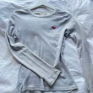 Säljer denna Levis tröjan som är långärmad och randig🤍❤️ jättebra skick !!