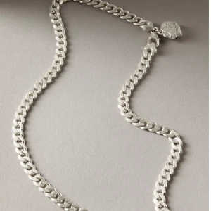 Halsband  - Link necklace silver - NOOTKA  Helt nyköpt, aldrig använt. Skriv för fler bilder, säljer pga använder inte silver. Perfekt som studentpresent!🎓🤍 Nypris 2990:-