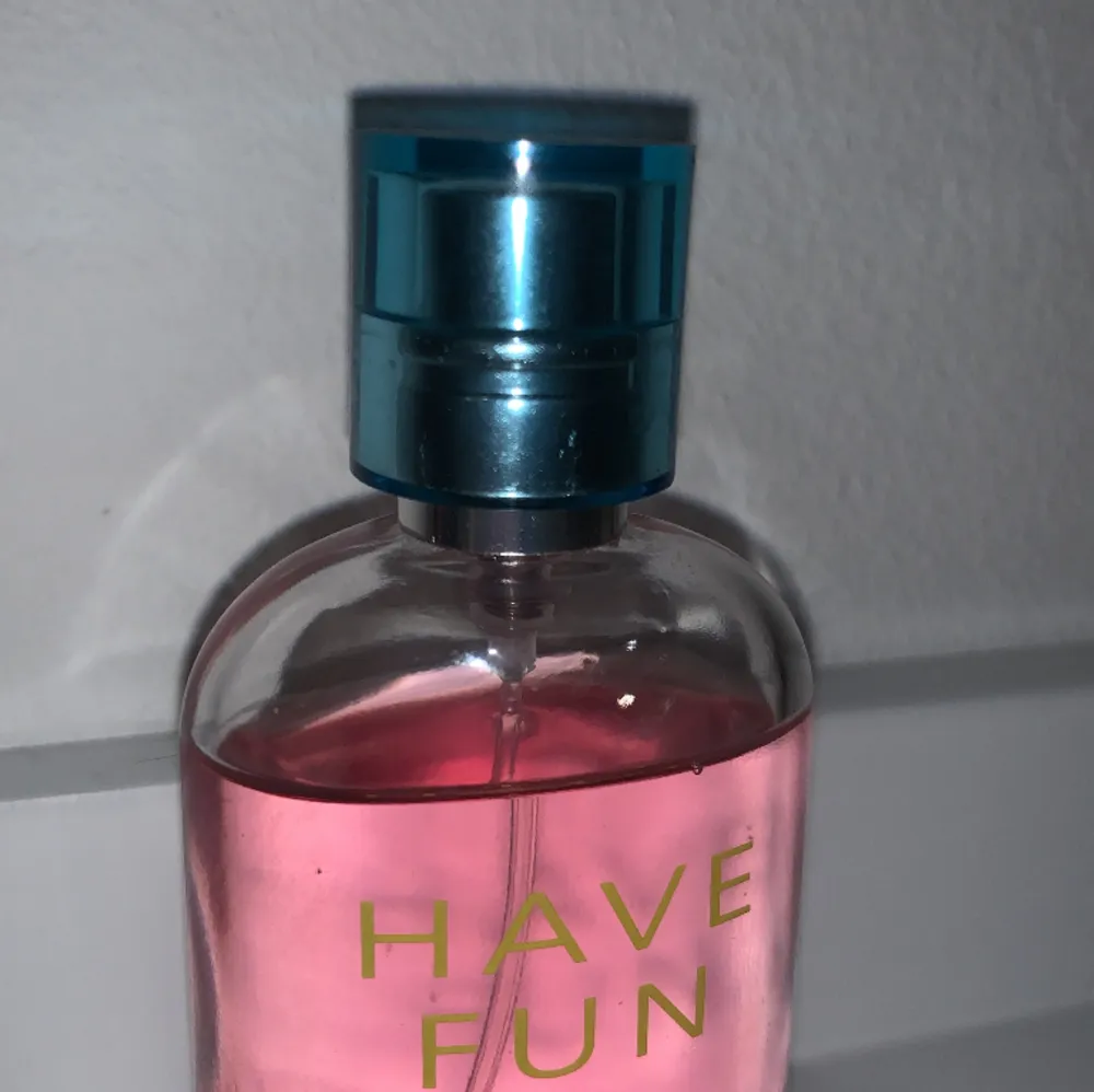 Säljer denna parfym som luktar sött och gott!❤️ Använd några gånger fast det finns mycket kvar i flaskan❤️Köpt på HM. Övrigt.