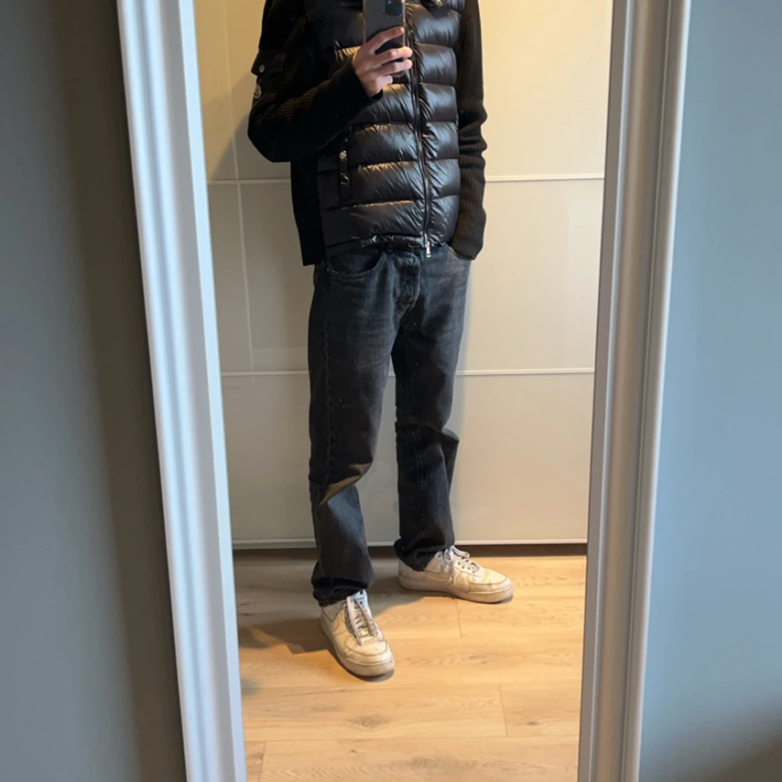 Tjena säljer nu min moncler cardigan, säljs pågrund av att ja tycker inte riktigt att det är min stil av jacka , bättre att ja säljer iväg den till nån som vill ha den.  Hör gärna av er till mig om ni har några frågor 😃 - 90