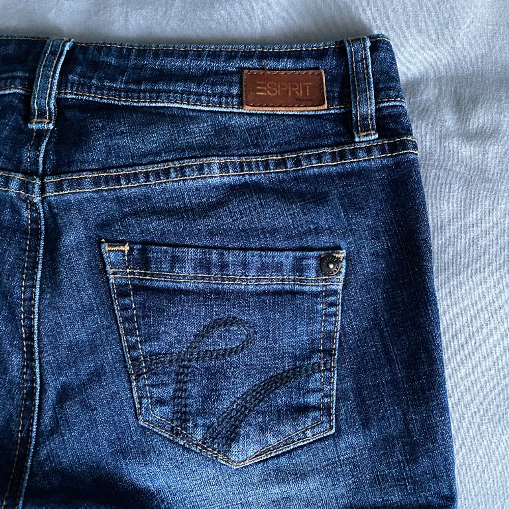 Superfina lågmidjade Esprit jeans! Använda men i jättebra skick  Hör av er för fler frågor . Jeans & Byxor.