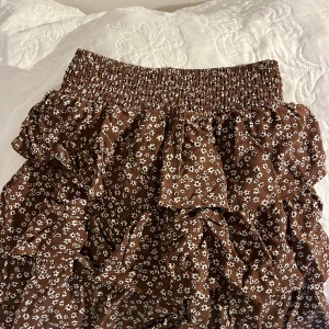 Volang kjol - Superfin kjol med volanger, andvänds inte. Känns större i storleken