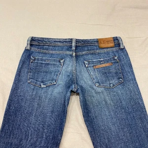 lågmidjade bootcut jeans från Armani💕 - midja 43 cm o innerben 74 cm jag är 170 för referens och de e för korta samt håller in i midjan💕