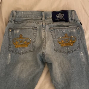 Victoria Beckham jeans - Dem var tyvärr för små för mig när jag köpte dem. Väldigt lågmidjade! Dem är egentligen straight modell men dem har slits vid benen så dem blir bootcut när man har på. 