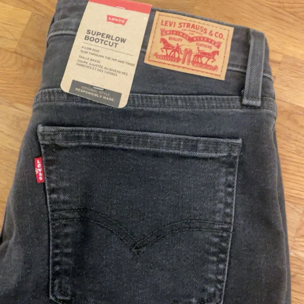 Dom superpopulär Super low boot jeans från Levis med prislapp kvar. Storlek 29x30 167cm lång. Väldigt stretchiga👍🏼Skriv för mer bilder! Färg grå/svart. Jeans & Byxor.