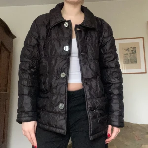 jacka!!! - svart stilren puffer jacket!