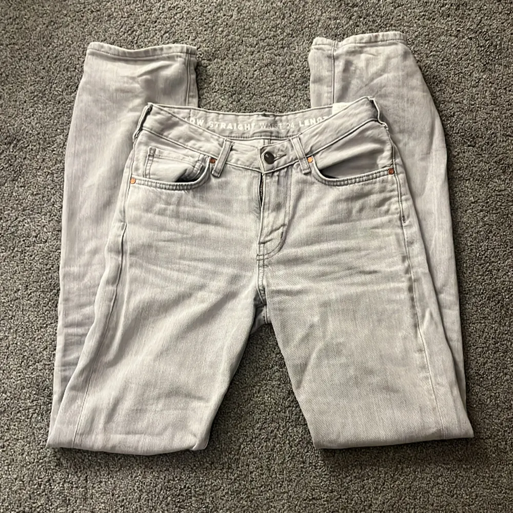 Ett par low waist straight jeans i storlek 24/32, passar någon som är ca 160-170. Jätte fina och sparsamt använda. Skriv för mer bilder eller frågor!🩷. Jeans & Byxor.