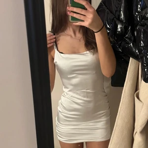 Student klänning - Perfekt klänning för studentmottagning  Aldrig använd endast testad  Storlek xs Banden är med strasstenar  Siden material