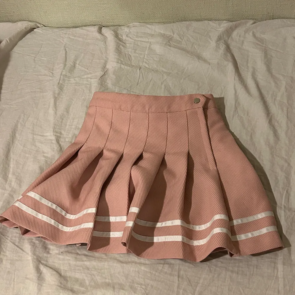 Pastell rosa kjol som jag säljer då den är för liten för mig.. Kjolar.