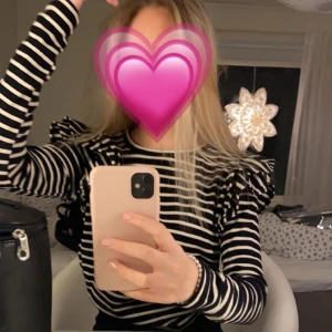 Zara blus - Så fin randig blus/topp från zara med volanger på armarna🩷använd 1 gång