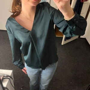 Grön blus  - En söt blus i en jättefin grön färg från Vila som tyvärr inte kommer till användning mer! Den är i bra skick🩷 