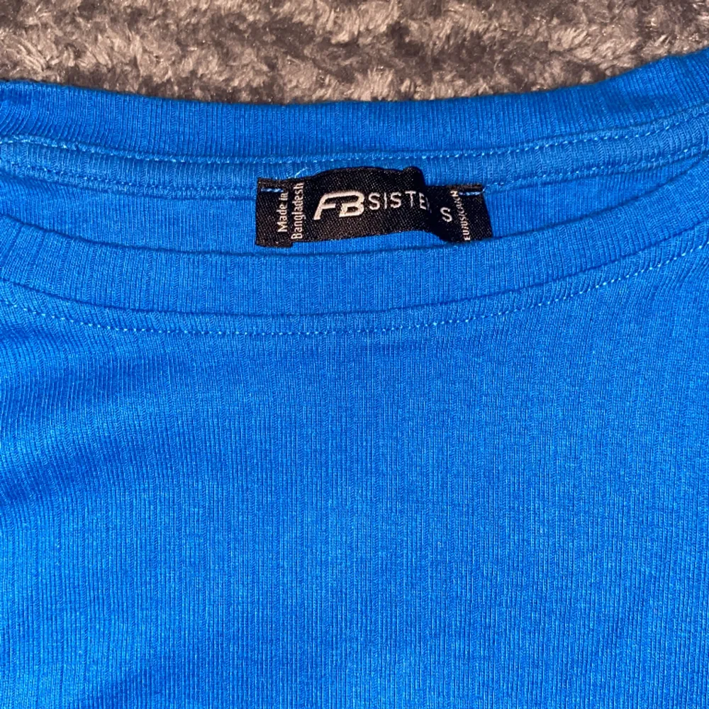 En jättefin blå tajt tröja som är i jättebra skick, använd max 3 gånger.. Tröjor & Koftor.