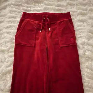 Säljer mina röda Juciy Couture byxor eftersom att dem aldrig kommer till användning längre. Jättefina och i toppenskick. Nypris 1200kr, skriv gärna vid intresse eller funderingar. Jag skickar gärna fler bilder på byxorna om det önskas!☺️❤️❤️