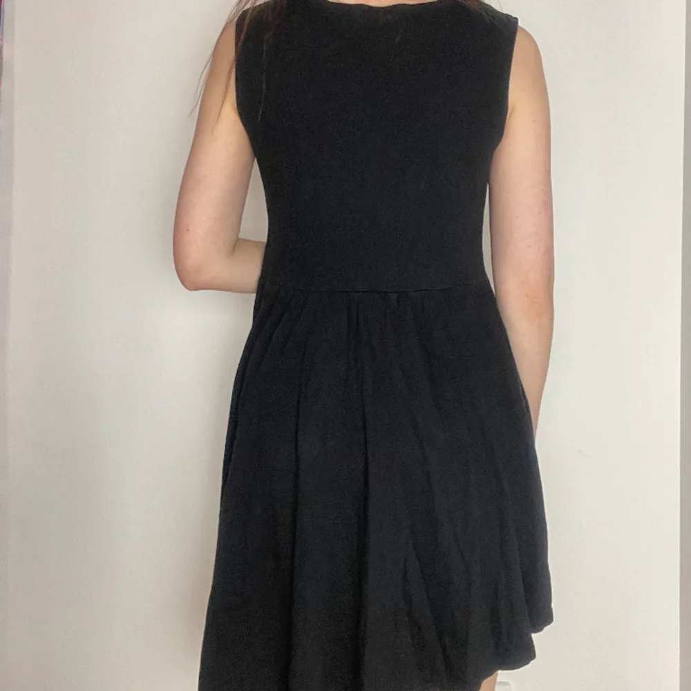 En enkel svart klänning. Den är lite kortare på framsidan än baksidan. Bra skick! . Klänningar.