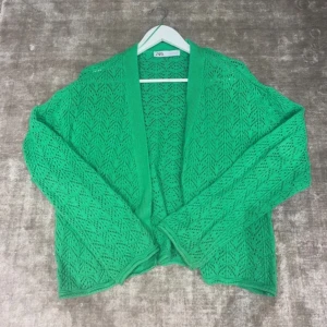 Grön kofta - Fin grön kofta från zara som endast är använd en gång!💚