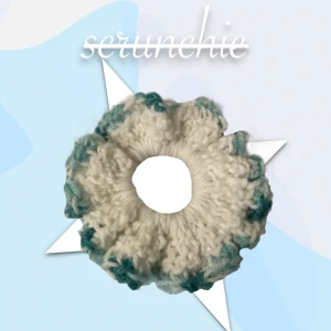 Vit/blå handgjord virkad scrunshie - Vit/blå handgjord virkad scrunshie, denna produkt är till för alla hår typer💕