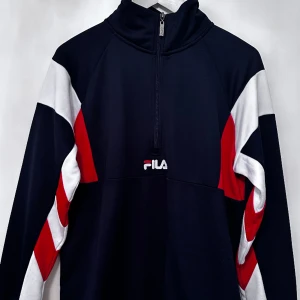 Ny FILA Tröja - Fyndpris ! - Säljer en mycket fin FILA Tröja / Hoodie / Sweatshirt. - Storlek: M - Aldrig använd  Pris endast 500 kr