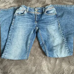 Säljer mina utsvängda lågmidjade jeans från Gina tricot då dom blivit försmå för mig. Storlek 158. Skriv om du har nå mer funderingar 
