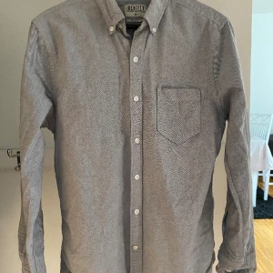 Skjorta  - Grå skjorta från Identity i stlk S 