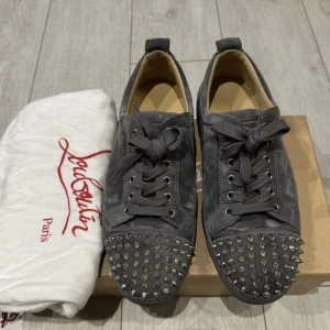 Christian Louboutins Junior spikes  - Säljer mina Loubs nu som jag knappt använt  skicket är i princip helt nya fast de har använts ett fåtal gånger därav är skicket  9,5 / 10 -   Dustbags, Kartong, kvitto  O såklart Authentication därmed medföljer Pris går att prata om vid snabb deal