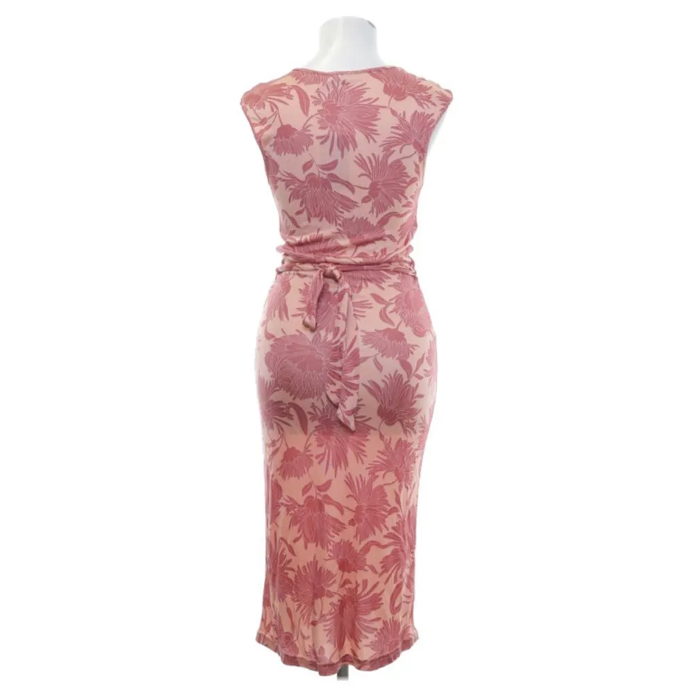 Säljer denna fantastiska klänning från 3 Suisess! Storlek 38 💞. Klänningar.