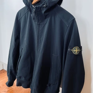 Stone Island soft shell  - Vill helst byta mot en annan Stone Island jacka.   Storleken är M och är i fint skick! Inköpt på NK för några år sen har dock inte kvar kvittot.  Byten ska vara L/XL.