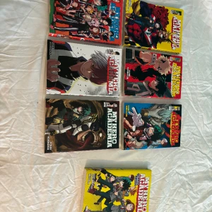 Manga - Säljer mina gamla mha/bnha mangas och bok då jag inte läser de längre. Det är original mangan 1-6 och en bok. Original pris ca 800kr. 50kr st, 300 för alla. Säljer helst alla tsm men kan sälja en och en. 