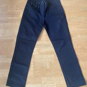 Svarta jeans med snygga detaljer 