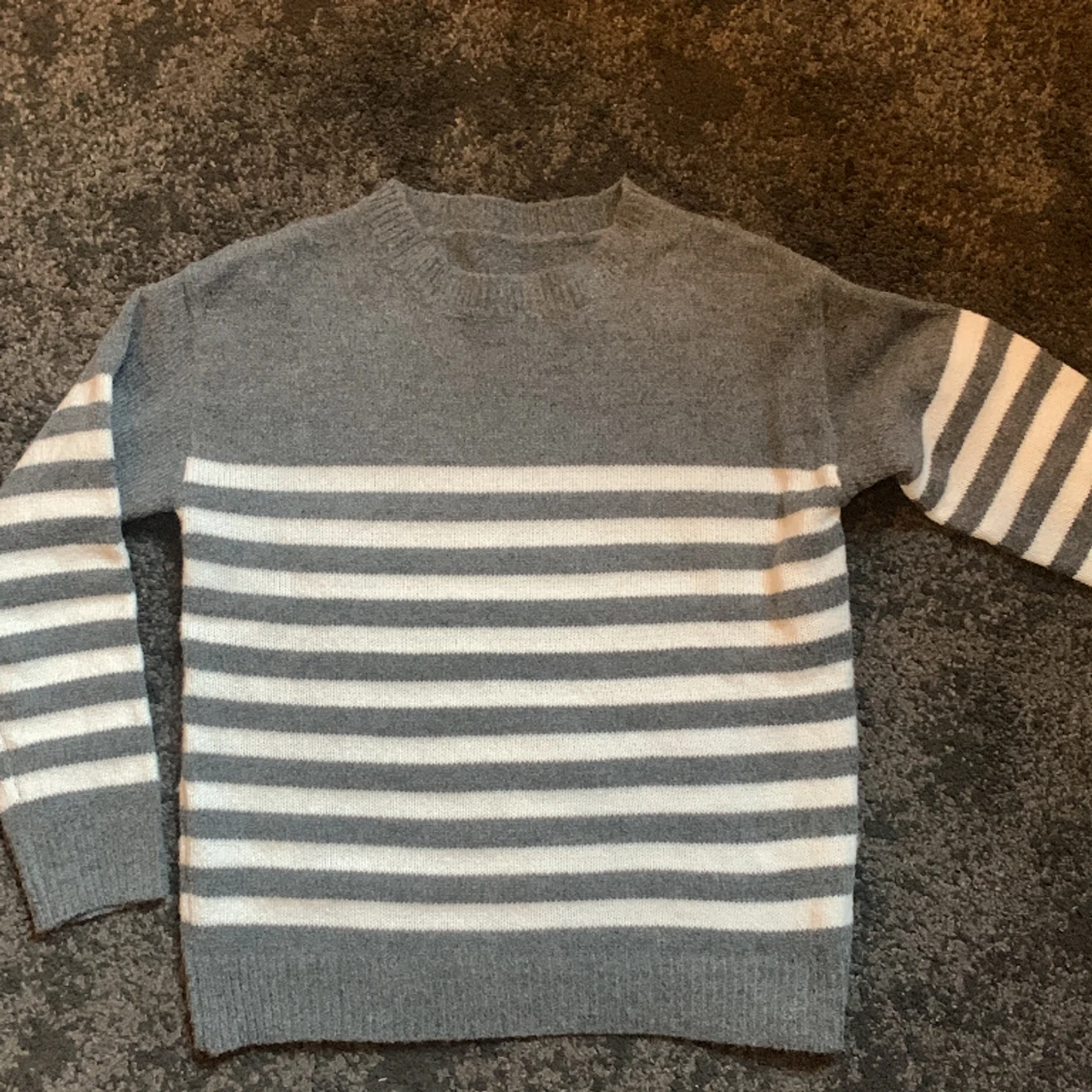 Grå stickad tröja - 91