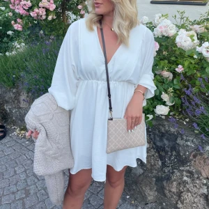 Vit klänning  - Supersöt vit klänning. Perfekt inför studenten! Stl M, men skulle säga att den passar flera stolekar då den har resår i midjan. 