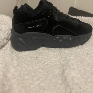 Acne studio Manhattan skor  - Säljer mina Acne studio Manhattan skor eftersom de inte kommer till användning längre. Använt de endast 1 gång och de är i mycket fint skick. Storleken är 35 men passar som 35-36. Kan tänka mig gå ner i pris💕💕