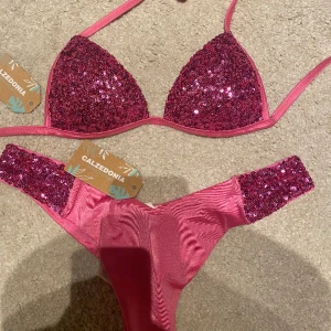 Bikini - Såå fin bikini från calzedonia, aldrig använd!! Strl S på underdelen och 70B (32/34) på överdelen. 400kr för båda 💕 