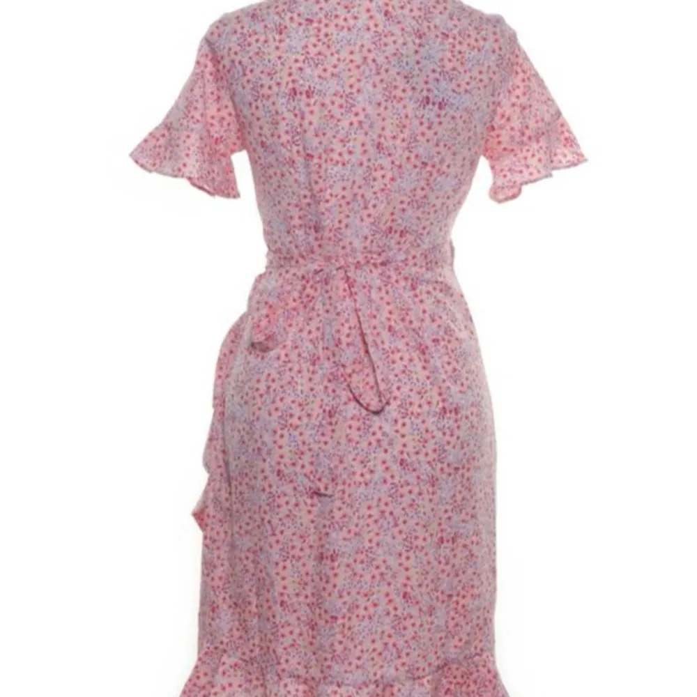 Super sött rosa lila blommig klänning från vero Moda 💜bra skick och så söt men säljer pga storle💕pris kan diskuteras . Klänningar.