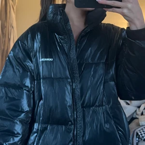 Dunjacka Calvin Klein  - Säljer denna jacka från Calvin Klein som är i fint skick! Jackan är i dun🖤Säljer denna jacka då den tyvärr inte kommer till användning längre (nypris 2199kr) Hör gärna av er om ni vill ha fler bilder!